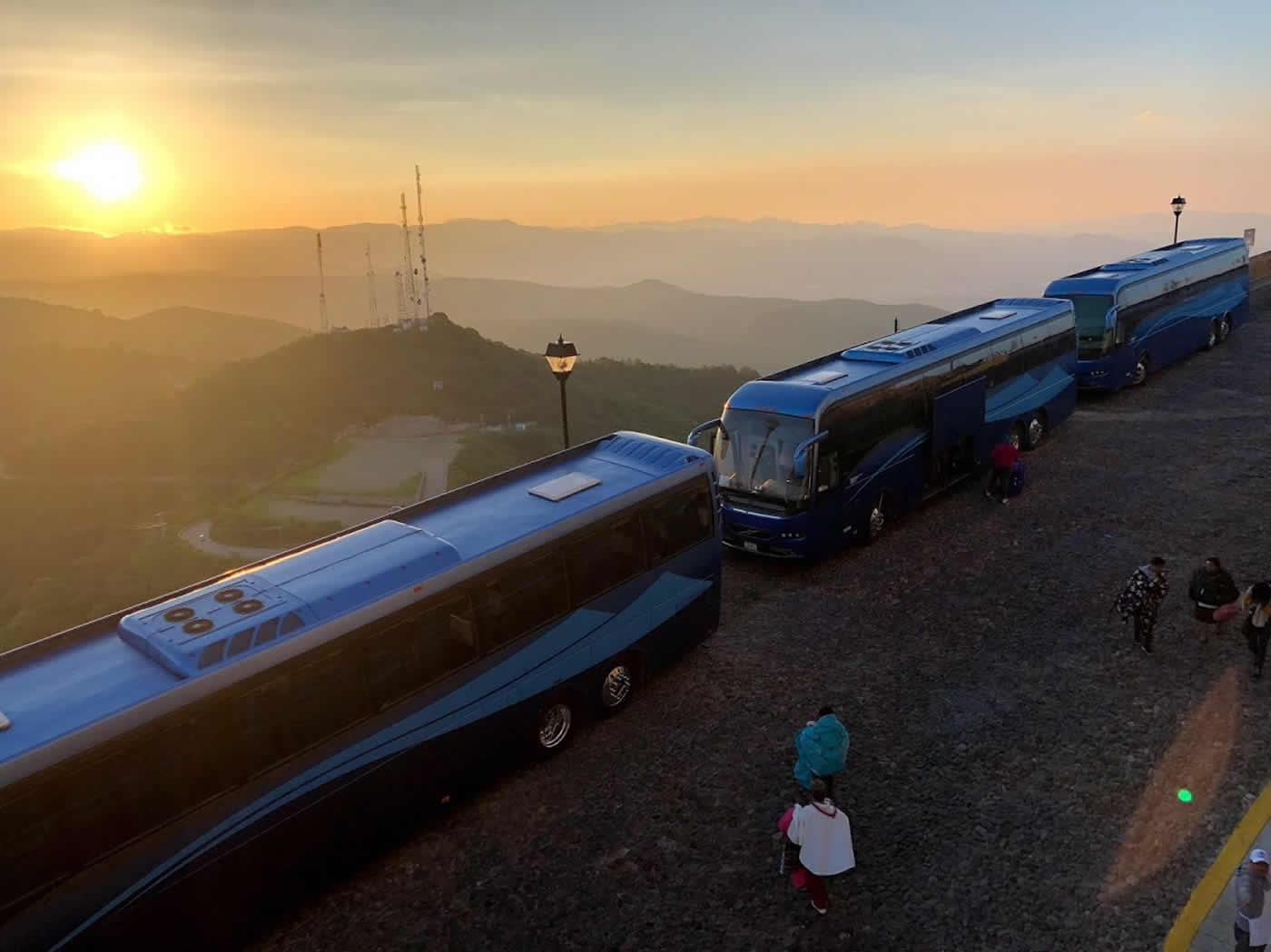 Servicio de traslado y transportación para viajes y excursiones Servicio de traslado y transportación para viajes y excursiones