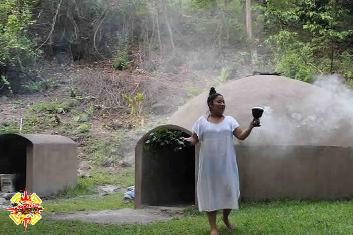 Baño de temascal en el río Pescados, Jalcomulco Veracruz Baño de temascal en el río Pescados, Jalcomulco Veracruz
