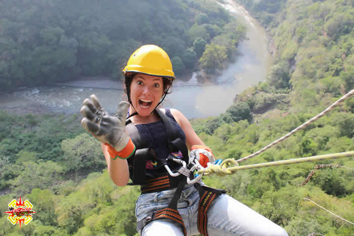 Rappel en pared natural en el río Pescados, Jalcomulco Veracruz Rappel en pared natural en el río Pescados, Jalcomulco Veracruz